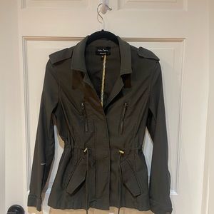 Structured jacket in dark Khaki.